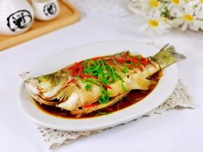 取出蒸好的鱼，撒上葱丝，红辣椒丝。