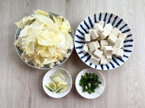 白菜洗净撕成小块，北豆腐切成小块，葱姜蒜切好，小葱切成葱花备用。