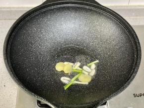 锅里热油，下葱姜蒜爆香；