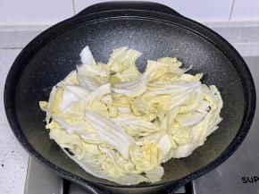 下入白菜翻炒片刻