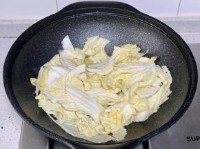 下入白菜翻炒片刻