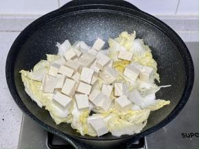 倒入豆腐块，稍微炒匀；