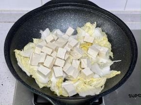 倒入豆腐块，稍微炒匀；