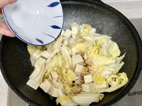 倒入一碗清水；