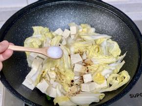 再加一小勺盐，稍微翻炒均匀；