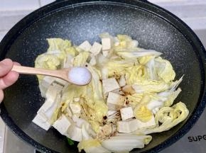 再加一小勺盐，稍微翻炒均匀；