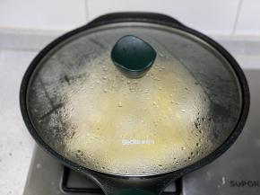 再加一小勺盐，稍微翻炒均匀；