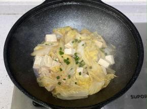 炖好后，撒上葱花，即可出锅。