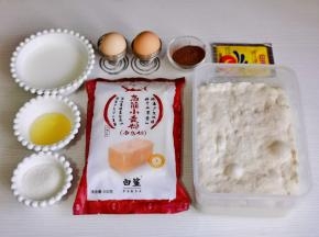 准备食材，波兰种提前做好，最佳发酵时间是10小时，所以晚上做好早上用最佳之选。水+高筋面粉＋酵母粉＋糖混合均匀，密封好放入冰箱冷藏室发酵一夜。
