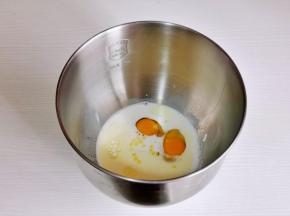 首先将牛奶，玉米油，鸡蛋，盐，糖放入厨师机桶中。（两枚蛋102克，盐与糖对角放）