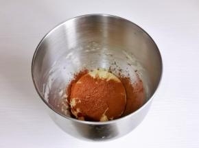 面团分成两等分，一份加入可可粉揉均匀。