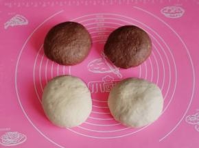 两种面团各分两等份，盖上保鲜膜醒10分钟。