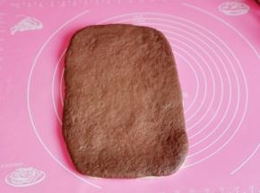 可可面团同样擀长方形，盖在白色上面。