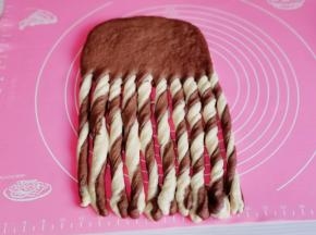 切出等份的条状，每条朝一个方向扭转。