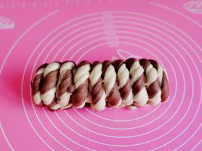 再卷起来，收口捏紧即可。