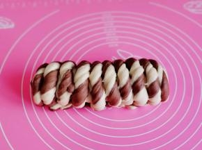 再卷起来，收口捏紧即可。