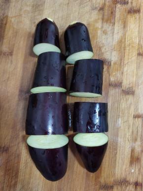 茄子洗净切成长短一致的段儿，备用！