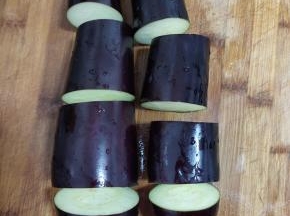 茄子洗净切成长短一致的段儿，备用！