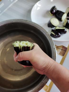 浸泡好的茄子，攥紧水分！备用！