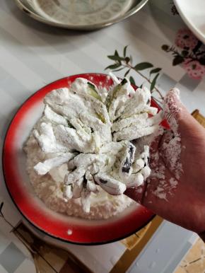 均匀的裹上玉米淀粉！再把多余的淀粉抖散掉！