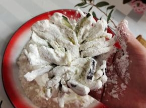 均匀的裹上玉米淀粉！再把多余的淀粉抖散掉！