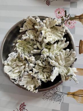 依次把所有的茄子都裹上玉米淀粉备用！