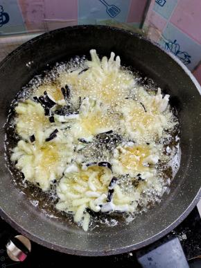 起锅烧油，油温七成热左右，下茄子，一个一个开始炸！中途定型了翻个面继续炸！炸好的茄子就像一朵朵盛开的菊花，特别的漂亮！