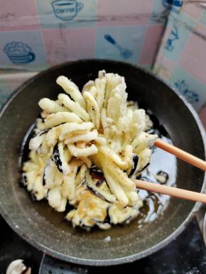 炸至茄子表面金黄酥脆，捞出控油！
