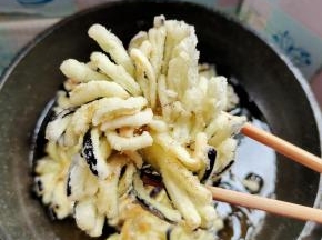 炸至茄子表面金黄酥脆，捞出控油！