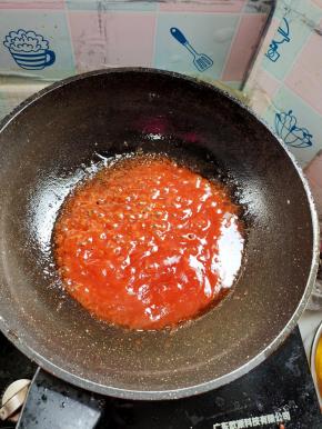 起锅烧油，放入两大勺番茄酱，一勺水，一勺白糖，一勺白醋熬一个酸甜可口的糖醋汁儿！