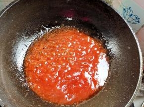 起锅烧油，放入两大勺番茄酱，一勺水，一勺白糖，一勺白醋熬一个酸甜可口的糖醋汁儿！