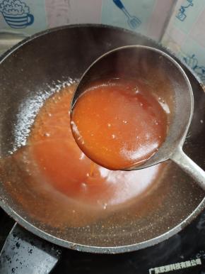 再倒入适量的水淀粉勾一个薄薄的芡，增加糖醋汁儿粘稠度！