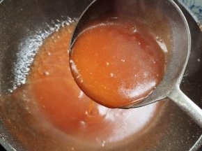 再倒入适量的水淀粉勾一个薄薄的芡，增加糖醋汁儿粘稠度！