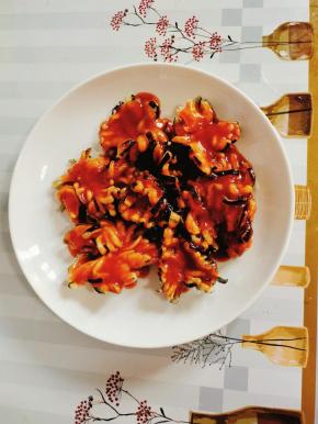 熬好的糖醋汁儿均匀的淋在炸好的茄子上！