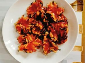 熬好的糖醋汁儿均匀的淋在炸好的茄子上！