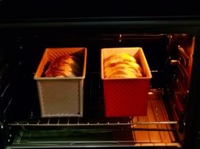 发酵至8分满，入烤箱底层，上150度，下165度烤45分钟。（注意观察颜色，上色后加盖锡纸）