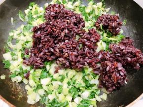 翻炒至青菜断生后，加入糙米饭炒散