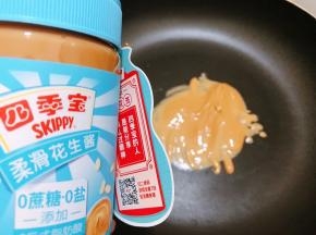 平底锅里加入1勺花生酱