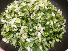 等花生酱融化后加入青菜丁