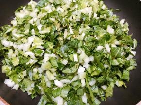 等花生酱融化后加入青菜丁