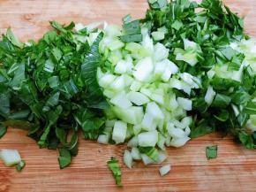 上海青洗净沥干水后切成丁