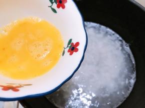 淋入鸡蛋液，一边淋一边用勺子搅拌