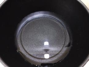 锅里加入1碗半清水