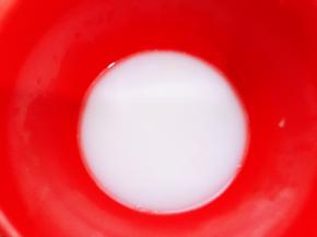 1小勺淀粉加入适量清水调成淀粉水