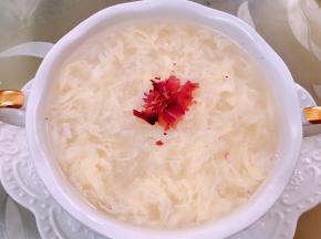 撒上玫瑰花瓣即可