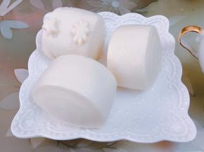 配上自己蒸的奶香刀切小馒头，美好的一餐