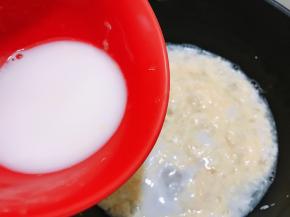 倒入淀粉水搅拌均匀再次煮开