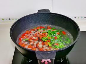 锅中加水烧开，加入虾尾与蒜苔再次烧开关火，捞出沥干水分。