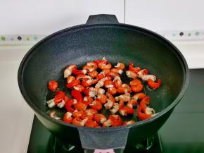 起油锅，加入虾尾煸炒。