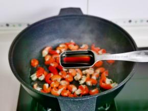 加入酱油翻炒。